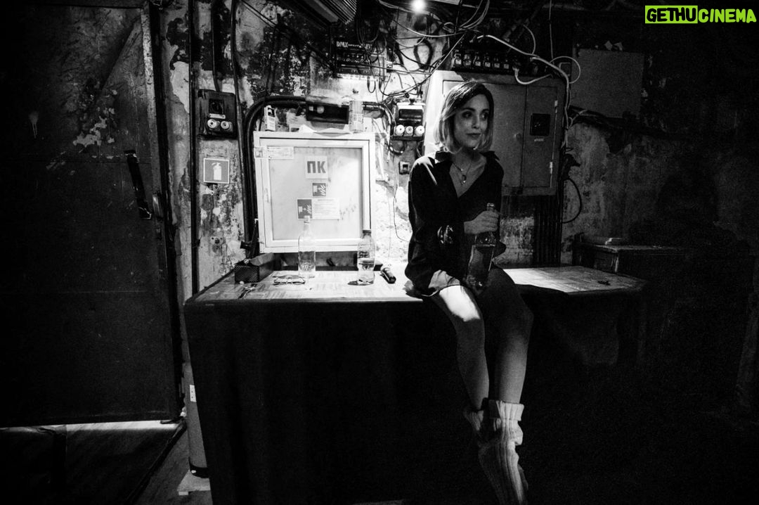 Evelin Kostova Instagram - "Много особена стая, нали? Като омагьосана черна кутия, в която всичко се случва наопаки..." Обичам си работата! Представлението е "Черна комедия" - 7ми сезон @armytheatre Снимки @borisurumov
