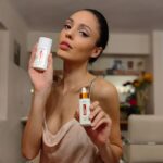Evelin Kostova Instagram – Някъде между снимки, представления и пътувания – все пак намирам време да се погрижа за тази кожа 😃
Имам сигурна формула. Ако няма блясък – Vitamin C, ако е суха – Vitamin C, ако има петънца (остатъци от лятото) – Vitamin C. Звучи простичко, ама винаги работи, ако си създам рутина. Хубавото при продукта на L’Oréal е, че серумът им е подходящ за чувствителна кожа и има 12% чист витамин C. Тази висока концентрация ми дава възможност да виждам бърза промяна след нанасяне (обикновено сутрин и вечер 😊)
Втората част, разбира се, е слънцезащита. Никога не я пропускайте, особено и задължително, ако ви чака дълъг ден навън. Но аз си я използвам и преди снимки 🥰
#lorealskin, #LOREALPUREVITAMINC #VITAMINC #LOREALSKIN, #partnership @lorealparis