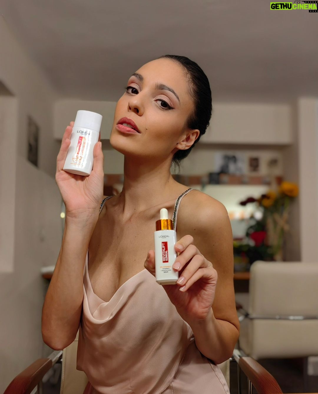 Evelin Kostova Instagram - Някъде между снимки, представления и пътувания - все пак намирам време да се погрижа за тази кожа 😃 Имам сигурна формула. Ако няма блясък - Vitamin C, ако е суха - Vitamin C, ако има петънца (остатъци от лятото) - Vitamin C. Звучи простичко, ама винаги работи, ако си създам рутина. Хубавото при продукта на L'Oréal е, че серумът им е подходящ за чувствителна кожа и има 12% чист витамин C. Тази висока концентрация ми дава възможност да виждам бърза промяна след нанасяне (обикновено сутрин и вечер 😊) Втората част, разбира се, е слънцезащита. Никога не я пропускайте, особено и задължително, ако ви чака дълъг ден навън. Но аз си я използвам и преди снимки 🥰 #lorealskin, #LOREALPUREVITAMINC #VITAMINC #LOREALSKIN, #partnership @lorealparis