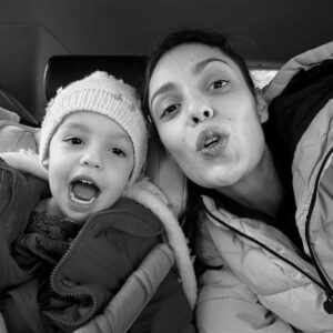 Evelin Kostova Instagram - Неделя 🫖
Започва от преди обед!
Каквото стане рано сутринта  си остава рано сутринта! 🙄
А пък има и плюс да си на работа в неделя вечерта - почти няма движение и понеделник сутрин не ти изглежда толкоз зле.
Вие какви ги вършите в неделя? Моля само цензурираните версии. 😀