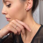 Evelin Kostova Instagram - ❗Приключил! GIVEAWAY 💍 Всички момичета обичат бижута, аз предпочитам да са семпли и минималистични. Именно каквато е новата колекция – "Ариа" на @steel.bijoux Заедно с тях решихме да изненадаме трима от вас с комплект по ваш избор! Трябва само да: • Харесате този пост; • Последвате @steel.bijoux и мен @evelynkostova • Отбележите в коментар дама, която обожава бижута или мъж, който все не знае какво да купи за подарък 😁 Победителите ще обявя на 29.12. Успех!