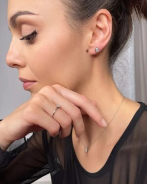 Evelin Kostova Instagram - ❗Приключил! 

GIVEAWAY 💍

Всички момичета обичат бижута, аз предпочитам да са семпли и минималистични. Именно каквато е новата колекция – "Ариа" на @steel.bijoux

Заедно с тях решихме да изненадаме трима от вас с комплект по ваш избор! Трябва само да: 

•	Харесате този пост; 
•	Последвате @steel.bijoux и мен @evelynkostova
•	Отбележите в коментар дама, която обожава бижута или мъж, който все не знае какво да купи за подарък 😁

Победителите ще обявя на 29.12. Успех!