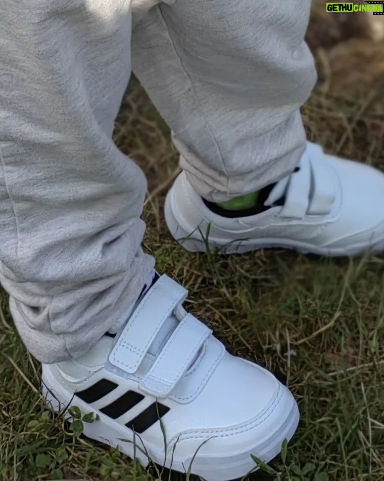 Evelin Kostova Instagram - Спомняте си, че избирахме обувки за есента, нали? 😁 Вече имаме доволен купувач с бели adidas кецове от @cccshoesbags Няма нищо необичайно в това да се чудиш между 2 чифта и да си тръгнеш с трети. 🤣 Разнообразието от марки улесни задачата ни (ми). За мен най-важно е да са леки и удобни, да не пропускат и да се почистват лесно. С голяма усмивка и бели обувки - вече сме готови за есента 😃⛈ #cccbacktocool