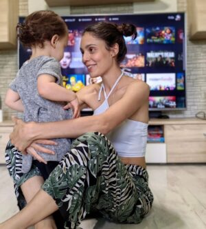 Evelin Kostova Instagram - #ad Вече знаете, че Disney+ е в България, нали? Е, за мой първи филм в платформата си избрах Sleeping Beauty на Disney. 
Мисля, че ще се превърне в едно от любимите филмчета и на дъщеря ми. Дано схване скритото ми послание - "Красавиците трябва да спят". 😀 Най-хубавото е, че платформата предлага огромно разнообразие, тъй че има по нещо за цялото семейство и можем да си гледаме @disneyplus едновременно на до 4 устройства. Споделете и вие в коментар – какво си пуснахте първо в #DisneyPlus?

#MyFirstStream