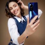 Evelin Kostova Instagram - #SelfieTime Снимането вече е детска игра. Вадиш телефона, правиш си селфи и си си ти. #HUAWEInova9SE e поредното доказателство за това със 108 MP High-Res камера, която се побира в твоя джоб. В този случай нямам джоб, но така или иначе рядко го изпускам от ръцете си. HUAWEInovaSeries @huaweimobilebg