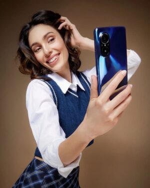 Evelin Kostova Instagram - #SelfieTime Снимането вече е детска игра. Вадиш телефона, правиш си селфи и си си ти. #HUAWEInova9SE e поредното доказателство за това със 108 MP High-Res камера, която се побира в твоя джоб. В този случай нямам джоб, но така или иначе рядко го изпускам от ръцете си. HUAWEInovaSeries @huaweimobilebg