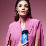 Evelin Kostova Instagram - #HUAWEInova9SE е красиво допълнение към твоя стил. Цветът, който виждате, е #CrystalBlue 💙 Магично съвършенство, което докосва светлината и си играе с нея през целия ден. Снимате със 108 MP High-Res камера и се наслаждавате на живота, улавяйки красивите мигове, които ви поднася денят. 📸 #HUAWEInovaSeries @huaweimobilebg