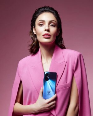 Evelin Kostova Instagram - #HUAWEInova9SE е красиво допълнение към твоя стил. Цветът, който виждате, е #CrystalBlue 💙 Магично съвършенство, което докосва светлината и си играе с нея през целия ден. Снимате със 108 MP High-Res камера и се наслаждавате на живота, улавяйки красивите мигове, които ви поднася денят. 📸
#HUAWEInovaSeries @huaweimobilebg