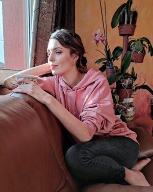 Evelin Kostova Instagram - Отскоро имам нов ритуал. Приемам Хлорофреш на @natureswaybulgaria всяка сутрин и определено се чувствам по-жизнена и енергична. 🤸🏻‍♀️Това е един много лесен и достъпен начин да се погрижите за тялото си отвътре. Всъщност хлорофиловите капки допринасят за достигане на нормалните нива на токсините и другите замърсявания в стомашно-чревния тракт. А каква е вашата сутрешна рутина за свежо начало на деня?

#natureswaybulgaria #supplements #healthylifestyle #health #chlorophyll