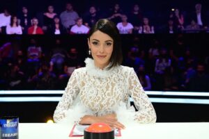 Evelin Kostova Instagram - Хорааа, започва ! Тази вечер от 20:00!
@talant.btv
@official.btv
Настанете се удобно, щото в един момент всичките ви зъби ще бъдат на показ, като на втората снимка 😂😂😂