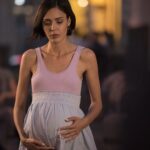 Evelin Kostova Instagram - Pregnant and furious Била съм бременна през лятото - тегаво е. Но да си с изкуствен корем (с който не можеш да се сгънеш) на адската жега в Пловдив е по-тегаво. Искам да кажа, че не ми беше трудно да съм му бясна на @niki.iliev.films 😆 Завръщане 2 @the_reunion_movie по кината от 14 февруари 📸 @christoforbalabanov