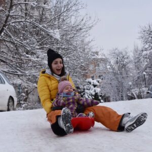 Evelin Kostova Instagram - Нямах търпение Ивайла да порасне достатъчно, за да се пързаляме заедно....щото сама не е удобно 🙄

и специален поздрав за @nadia_derderian