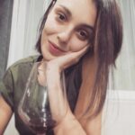 Evelin Kostova Instagram - ЧНГ, приятели! Пожелавам ви през 2022 да сте по-добри в това, което сте и в това , което вършите ! А от мен можете да очаквате ❣️нов филм @the_reunion_movie ❣️нов сезон @sunnybeachbtv ❣️ ново предаване @talant.btv ❣️ ново представление #Стъпкапостъпка @armytheatre всичко това съвсем скоро... P.S. Благодаря на дъщеря ми, че за втора поредна година не ми е лошо на 1 януари! 😋🤟🏻