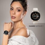 Evelin Kostova Instagram - В края на годината обичаме да посядаме на маса или пред камината, да си пожелаваме здраве с чаша хубаво питие , но да не забравяме, че здравето е движение. #HuaweiWatchGT3 е тук, за да те мотивира да се движиш и да си винаги в най-добрата си форма. Той има над 100 тренировъчни режима, следящ постоянно насищането на кислород в кръвта, температурата на тялото ти през кожата (ако се обади хипохондрията) и много други интересни функции,свързани със здравето @huaweimobilebg #HuaweiWatchGT3Series