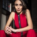 Evelin Kostova Instagram - Споделям ви интервюто ми за @urbn.bg В него Криси Димитрова ме сравни с британче-калпазанче, харесва ми...запазвам си го 😉🤗 линк в био :) @URBN.bg Team: PM: Вяра Младенова   Instagram: @mladenova.vyvara  Интервю и концепция: Криси Димитрова @sekyiwa Стайлинг, бижута и дрехи: Александрина Дерменджийска @alexandrinaaa.art Коса: Натали Иванова  @nataliivanoaaa Грим: Росина Георгиева @rosinageorgieva_ Снимки: Радина Ганчева @radischen_ Чанти, обувки, шапка и диадема: COLLECTIVE - Парадайс Център Локация: Бар "Калдо" @barcaldo  Специален проект на #URBN & Kaзино "Сезам" от поредицата "Истории за Успеха!" @sesame.bg
