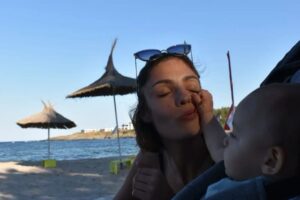 Evelin Kostova Instagram - Първата снимка 
Ивчето: Как искам да ти бръкна в окото с тази солета...
Втората снимка
Аз : Как искам да ти изям малкото сладко носле...

#august#summertime 🌅