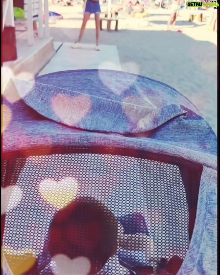 Evelin Kostova Instagram - I'm on vacation Когато танцуваш странно на музиката от бара, прибираш изпадналите в количката солети 🙄 и гледаш лошо бутайки/дърпайки количката по плажа. С любезното съдействие на @iammishaka
