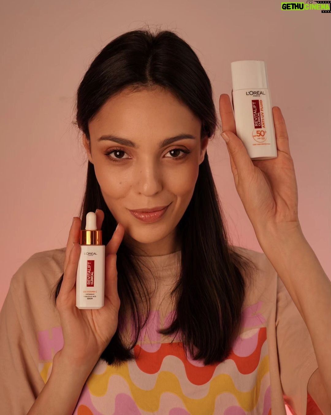 Evelin Kostova Instagram - Ето я новата ми любима комбинация от @lorealparis 😊 Знам, всички вече се съмняваме, че лятото ще дойде 😃 но е време да активираме защитата! 🕶️ Представям ви новия продукт Daily SPF Fluid, който идеално се съчетава с любимото ми Vitamin C 🍊 Страхотен е за тези от вас, които искат да нанасят фактор ежедневно, но обикновено 50+ са им прекалено тежки. Този флуид има лека и немазна структура, изобщо не се усеща и е подходящ за всеки тип кожа. #lorealskin #LOREALPUREVITAMINC #VITAMINC #lorealskin #partnership