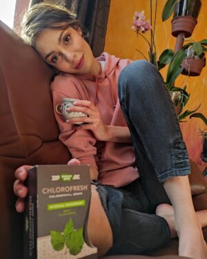 Evelin Kostova Instagram - Отскоро имам нов ритуал. Приемам Хлорофреш на @natureswaybulgaria всяка сутрин и определено се чувствам по-жизнена и енергична. 🤸🏻‍♀️Това е един много лесен и достъпен начин да се погрижите за тялото си отвътре. Всъщност хлорофиловите капки допринасят за достигане на нормалните нива на токсините и другите замърсявания в стомашно-чревния тракт. А каква е вашата сутрешна рутина за свежо начало на деня?

#natureswaybulgaria #supplements #healthylifestyle #health #chlorophyll