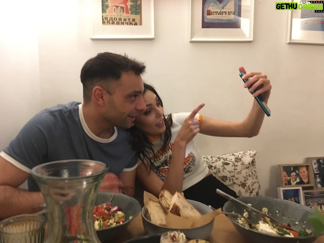 Evelin Kostova Instagram - Влизам в новото ниво с много мечти, малко планове и с верни приятели! Миналите 10 бяха супер, пожелавам си следващите 10 да са също такива (може и ×2) ;) Много момичета, много нещо 😅🙄