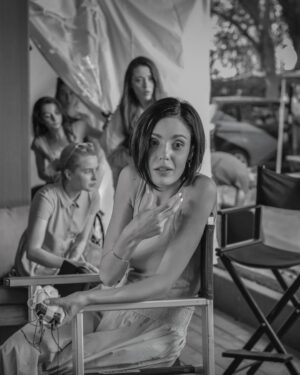 Evelin Kostova Instagram - Pregnant and furious
Била съм бременна през лятото - тегаво е. Но да си с изкуствен корем (с който не можеш да се сгънеш) на адската жега в Пловдив е по-тегаво. Искам да кажа, че не ми беше трудно да съм му бясна на @niki.iliev.films 😆
Завръщане 2 @the_reunion_movie  по кината от 14 февруари
📸 @christoforbalabanov