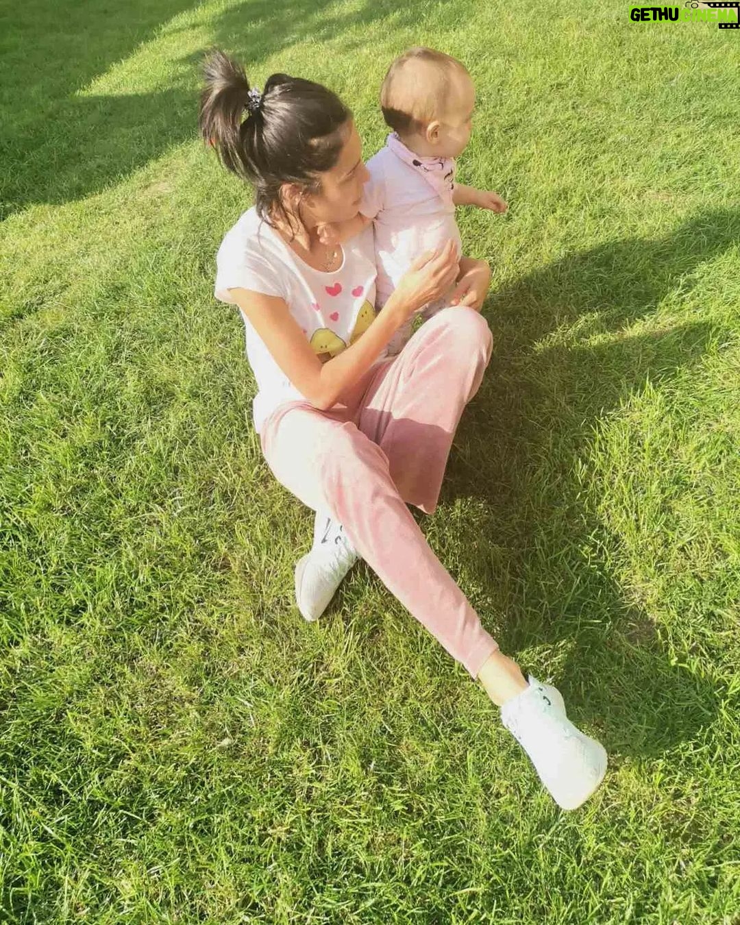 Evelin Kostova Instagram - 💚🌼🌄🐣... Съвсем скоро се завръщам в @armytheatre 💃. Със сигурност Ивайла ще ми липсва докато съм на работа повече, отколкото ми липсваше работата докато бях по майчинство...но a man's gotta do what a man's gotta do! Също така предстоят нови и интересни....неща! Пекат се, готвят се...абе ще има ! #staytuned