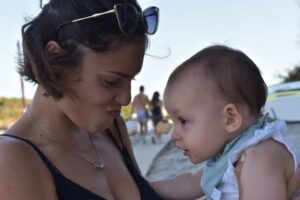 Evelin Kostova Instagram - Първата снимка 
Ивчето: Как искам да ти бръкна в окото с тази солета...
Втората снимка
Аз : Как искам да ти изям малкото сладко носле...

#august#summertime 🌅