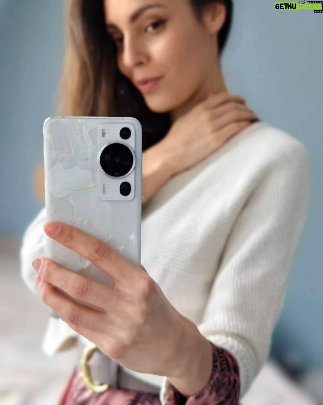 Evelin Kostova Instagram - Любов от пръв поглед. #HuaweiP60Pro #RococoPearl ❤️