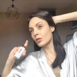 Evelin Kostova Instagram - От известно време кожата ми също "поглъща" витамин C и съм почти сигурна, че това е причината да изглежда свежо сутрин 😁 С Loreal Paris Revitalift Clinical серум ви запознах съвсем наскоро, а днес ви напомням, че е 💥Подходящ за чувствителна кожа 💫Не запушва порите ✨Ефективен за всички тонове и типове кожа 🌟Мощни активни съставки 🍋ЧИСТ ВИТАМИН C Помага за възстановяване на блясъка и облекчаване на признаците на стареене. #lorealskin #LOREALPUREVITAMINC #VITAMINC #LOREALSKIN #partnership @lorealparis