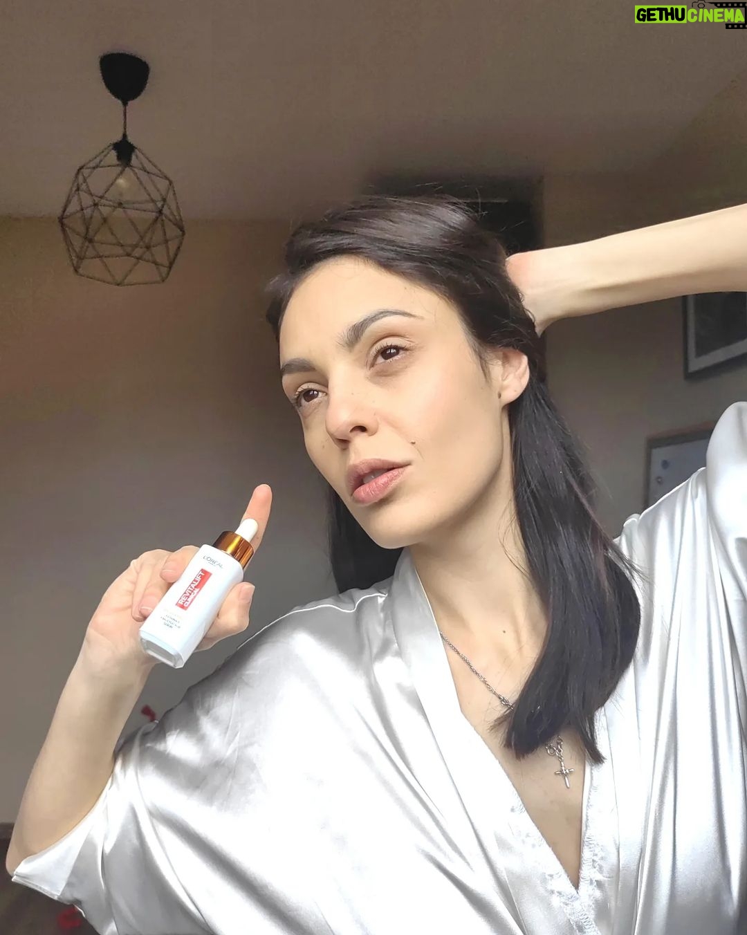 Evelin Kostova Instagram - От известно време кожата ми също "поглъща" витамин C и съм почти сигурна, че това е причината да изглежда свежо сутрин 😁 С Loreal Paris Revitalift Clinical серум ви запознах съвсем наскоро, а днес ви напомням, че е 💥Подходящ за чувствителна кожа 💫Не запушва порите ✨Ефективен за всички тонове и типове кожа 🌟Мощни активни съставки 🍋ЧИСТ ВИТАМИН C Помага за възстановяване на блясъка и облекчаване на признаците на стареене. #lorealskin #LOREALPUREVITAMINC #VITAMINC #LOREALSKIN #partnership @lorealparis