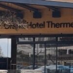 Evelin Kostova Instagram - Ще ви разходя из @grandhotel_therme Плановете ми за почивка по принцип не включват хотели, постоянно съм в тях по работа (кога за ден, кога месец-два), НО този хотел промени мнението ми. Първо - СПА 10т. 🧜🏼‍♀️ Кухня 10т. 🍴🍷 Обслужване 10т. Обстановката луксозна и в същото време много уютна. И внимание, идеално място за почивка с деца.