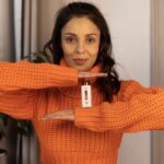 Evelin Kostova Instagram - Ето го и него! Най-новия серум на Loreal Paris Revitalift Clinical 12% Der-Grade Vitamin C + E Salicylic Serum. Той може да върши 3 неща едновременно! А именно коригира липсата на блясък, неравномерния тен и първите признаци на стареене. И сега ще си кажете "Как така?" Веднага ви отговарям. Този Serum, този мощен антиоксидант е най-чистата и единствена биологична активна форма на Vitamin C. Това са факти, ето и още един! Аз също мога! Да върша 3 неща едновременно - да си лежа, да ям и да гледам телевизия! #lorealskin #LOREALPUREVITAMINC #VITAMINC #LOREALSKIN #partnership @lorealparis