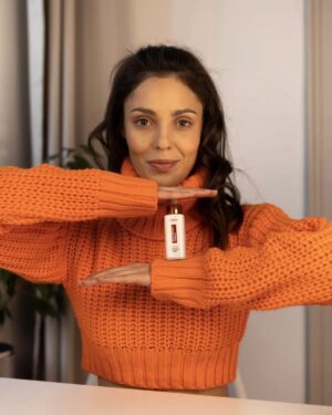 Evelin Kostova Instagram - Ето го и него! Най-новия серум на Loreal Paris Revitalift Clinical 12% Der-Grade Vitamin C + E Salicylic Serum. Той може  да върши 3 неща едновременно! А именно  коригира липсата на блясък, неравномерния тен и първите признаци на стареене. И сега ще си кажете "Как така?" Веднага ви отговарям. Този Serum, този мощен антиоксидант е най-чистата и единствена биологична активна форма на Vitamin C. 
Това са факти, ето и още един!
Аз също мога!  Да върша 3 неща едновременно - да си лежа, да ям и да гледам телевизия!

 #lorealskin #LOREALPUREVITAMINC #VITAMINC #LOREALSKIN #partnership @lorealparis
