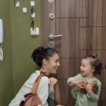 Evelin Kostova Instagram - Вкъщи често има "изчезнали" неща. Когато изчезне някоя количка или буква от хладилника не е драма, но Bepanthen Крем... Еми не е честно, в края на краищата и аз го ползвам. Така де - стигнахме до консенсус. Ще го държим в раницата на Ивчето, за да ни е винаги под ръка. Или пък ще купя повече, да има, че знам ли колко дълго ще спазва уговорката. 😁 #ad #bepanthen #грижазакожата #хидратация #healthyskin #skincare #skincareroutine