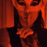Evelin Kostova Instagram - Има неща, които се повтарят всяка вечер, други не съвсем. Без значение коя ще бъда - Моника, Мишел или Маргарита (много М-та), лицето ми си иска своята вечерна грижа. Дами и господа, представям ви най-новия главен герой във вечерната ми рутина - LA Roche-Posay Retinol B3. На кратко ви казвам какви ги върши той. - Ретинолът (главната активна съставка) носи следните ползи на кожата: гладка текстура, намаляване на несъвършенствата и пигментните петна; - От друга страна, витамин B3 възстановява кожната бариера. Регенерира кожата и намалява хиперпигментацията, а в комбинация с ретинол предлага мощно противостареещо решение; И сега специален hint за мъжете, които са стигнали до края на този пост. La Roche-Posay Retinol B3 е идеален подарък (особено за момичетата от 3-то ниво) #larocheposay, #antiageing, #retinolB3 #sensitiveskin @larocheposay
