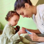 Evelin Kostova Instagram - Ивайла има много бяла и чувствителна кожа, която изисква специална грижа. Bephanten Крем ни е пръв помощник. Аз също се възползвам, защото имам суха кожа. Сега ще ви споделя нашата рецепта за сладки бузки за целуване: * Преди излизане (особено в това ветровито време) намазваме лек слой с въртеливи и нежни движения. #ad #bepanthen #грижазакожата #хидратация #healthyskin #skincare #skincareroutine