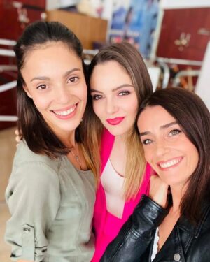 Evelin Kostova Instagram - Тази седмица беше така... ❤️🍬🧚🥳
А следващата...
27.09 - Басейнът
28.09 - Урок по български
29.09 - Черна комедия
30.09 - Арсеник и стари дантели
Всичко това в @armytheatre
Заповядайте 😜