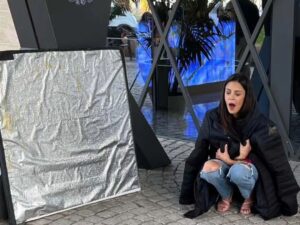 Evelin Kostova Instagram - Когато снимаш летен сериал @sunnybeachbtv , но се загръщаш със зимно яке във всяка свободна минута.
Когато в сериала трябва да НЕ харесваш момиче, което в истинския живот се е настанило удобно в сърцето ти @boryana_bratoeva 
И когато ти се спи на ужас...
Еми тва е!