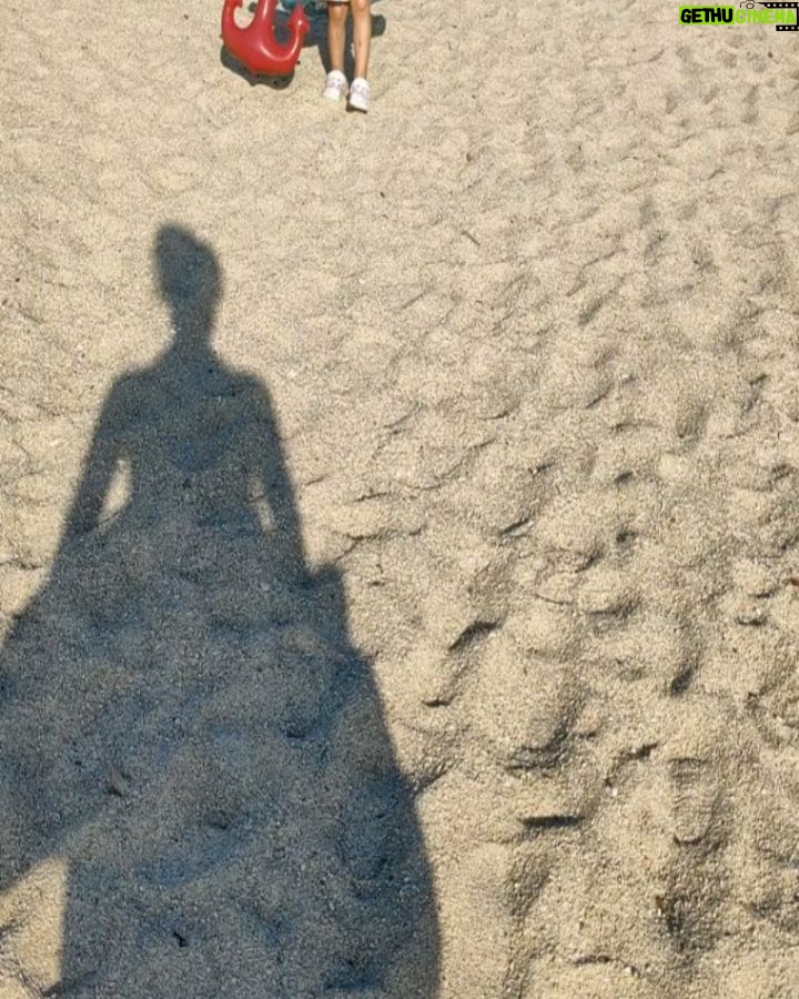 Evelin Kostova Instagram - "На кой е този крачък?" "Дамата с ламата" "Двама в палатката" "Бързи и яростни - братовчедите атакуват"