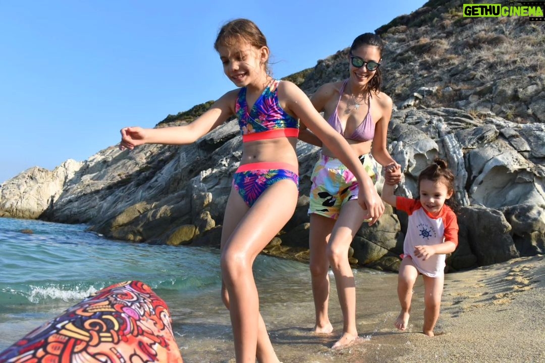 Evelin Kostova Instagram - След ревизия на галерията (със снимки на телефона ми) потвърждавам, че имах страхотно лято, защото снимки почти нямам. Е имам неизвестно количество видеа , в които с Ивайла изпълняваме песни от Frozen 1 и 2...Но като цяло добре, че е @iammishaka да ни щракне тук и там