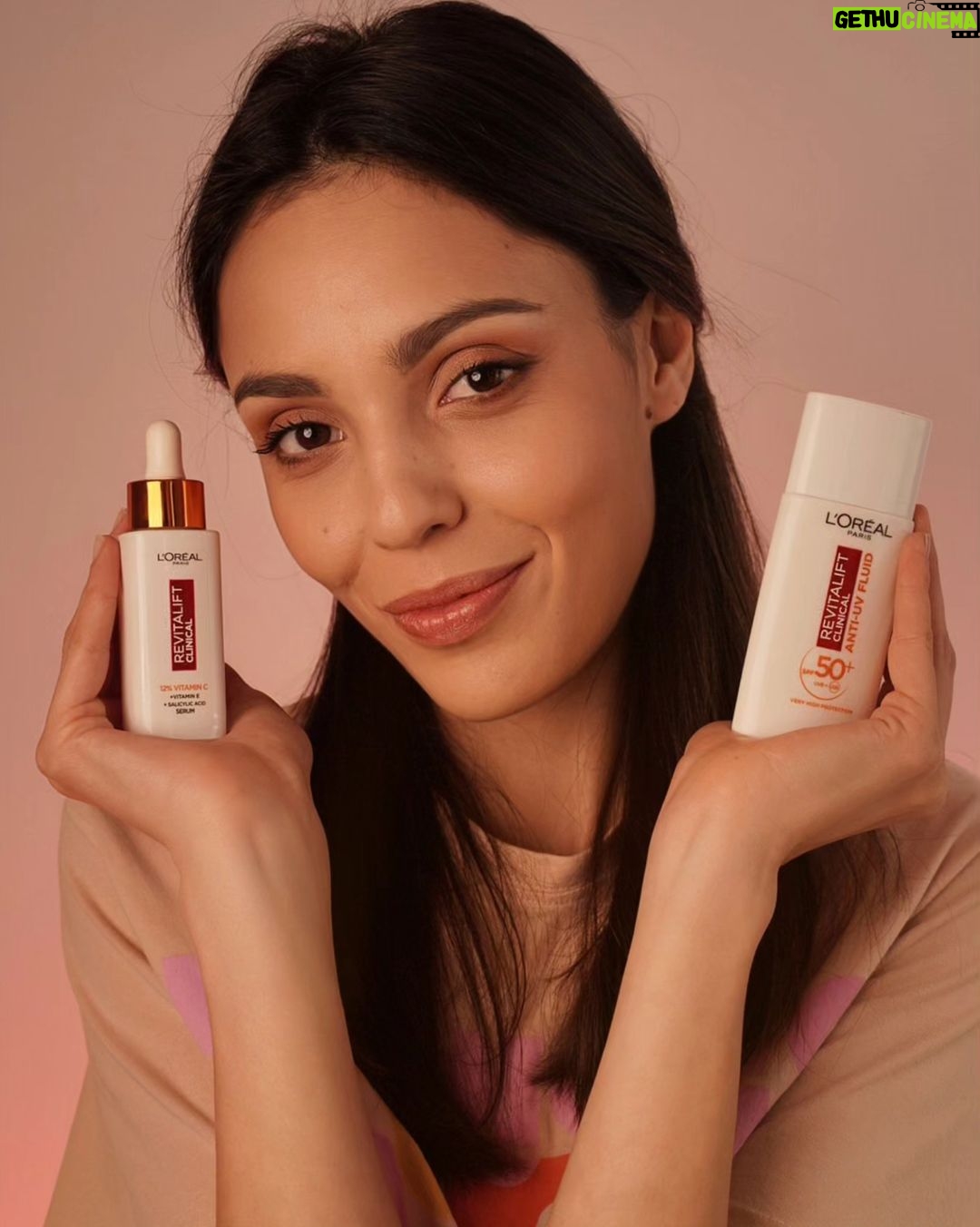 Evelin Kostova Instagram - Ето я новата ми любима комбинация от @lorealparis 😊 Знам, всички вече се съмняваме, че лятото ще дойде 😃 но е време да активираме защитата! 🕶️ Представям ви новия продукт Daily SPF Fluid, който идеално се съчетава с любимото ми Vitamin C 🍊 Страхотен е за тези от вас, които искат да нанасят фактор ежедневно, но обикновено 50+ са им прекалено тежки. Този флуид има лека и немазна структура, изобщо не се усеща и е подходящ за всеки тип кожа. #lorealskin #LOREALPUREVITAMINC #VITAMINC #lorealskin #partnership