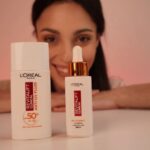 Evelin Kostova Instagram - Ето я новата ми любима комбинация от @lorealparis 😊 Знам, всички вече се съмняваме, че лятото ще дойде 😃 но е време да активираме защитата! 🕶️ Представям ви новия продукт Daily SPF Fluid, който идеално се съчетава с любимото ми Vitamin C 🍊 Страхотен е за тези от вас, които искат да нанасят фактор ежедневно, но обикновено 50+ са им прекалено тежки. Този флуид има лека и немазна структура, изобщо не се усеща и е подходящ за всеки тип кожа. #lorealskin #LOREALPUREVITAMINC #VITAMINC #lorealskin #partnership