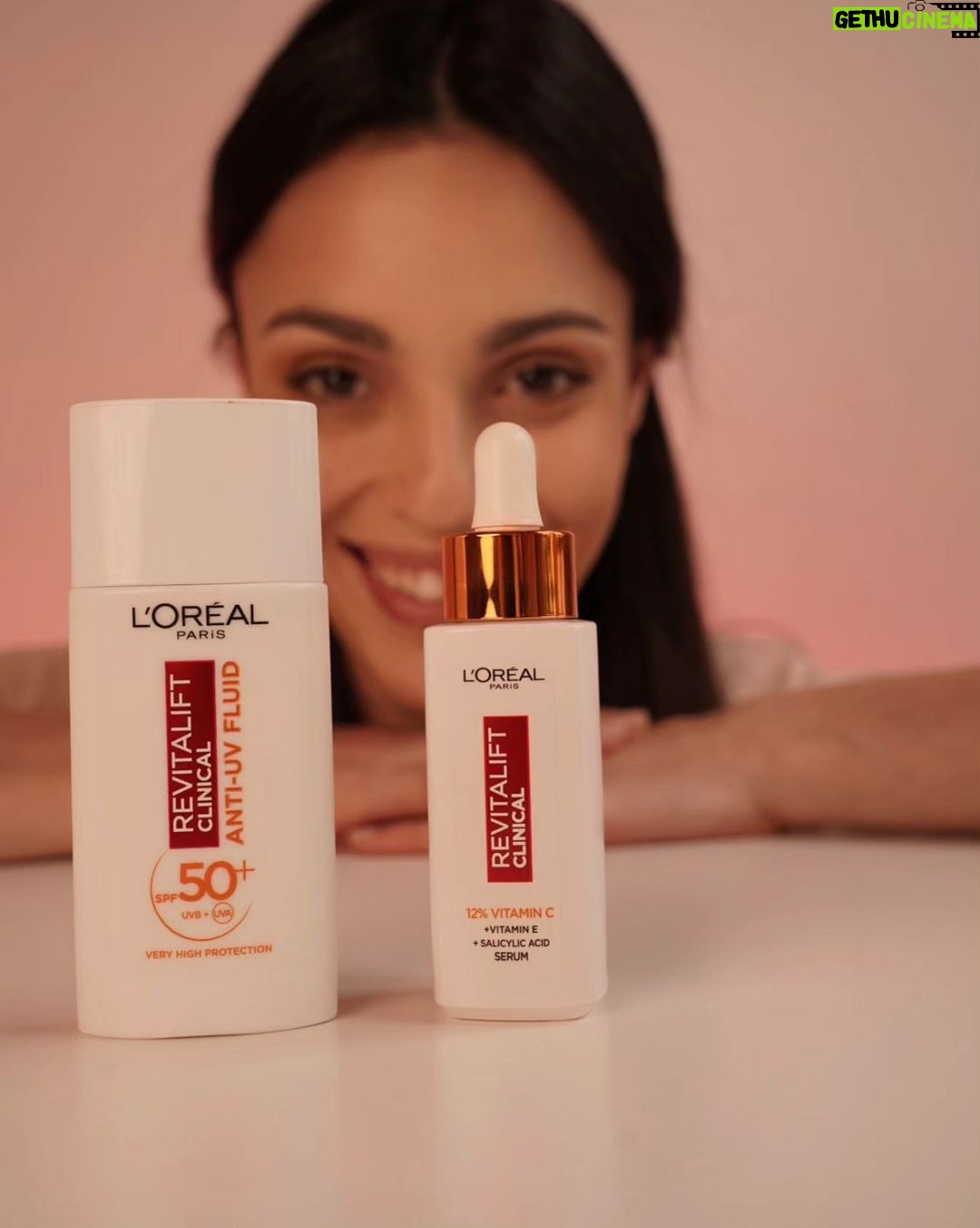 Evelin Kostova Instagram - Ето я новата ми любима комбинация от @lorealparis 😊 Знам, всички вече се съмняваме, че лятото ще дойде 😃 но е време да активираме защитата! 🕶️ Представям ви новия продукт Daily SPF Fluid, който идеално се съчетава с любимото ми Vitamin C 🍊 Страхотен е за тези от вас, които искат да нанасят фактор ежедневно, но обикновено 50+ са им прекалено тежки. Този флуид има лека и немазна структура, изобщо не се усеща и е подходящ за всеки тип кожа. #lorealskin #LOREALPUREVITAMINC #VITAMINC #lorealskin #partnership