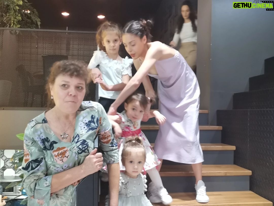 Evelin Kostova Instagram - Влизам в новото ниво с много мечти, малко планове и с верни приятели! Миналите 10 бяха супер, пожелавам си следващите 10 да са също такива (може и ×2) ;) Много момичета, много нещо 😅🙄