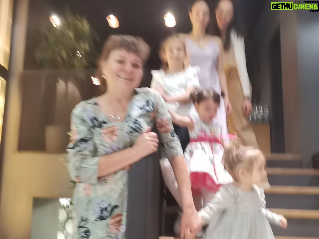 Evelin Kostova Instagram - Влизам в новото ниво с много мечти, малко планове и с верни приятели! Миналите 10 бяха супер, пожелавам си следващите 10 да са също такива (може и ×2) ;) Много момичета, много нещо 😅🙄