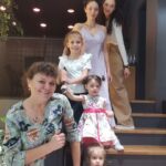 Evelin Kostova Instagram - Влизам в новото ниво с много мечти, малко планове и с верни приятели! Миналите 10 бяха супер, пожелавам си следващите 10 да са също такива (може и ×2) ;) Много момичета, много нещо 😅🙄