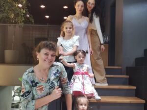 Evelin Kostova Instagram - Влизам в новото ниво с много мечти, малко планове и с верни приятели! Миналите 10 бяха супер, пожелавам си следващите 10 да са също такива (може и ×2) ;) Много момичета, много нещо 😅🙄
