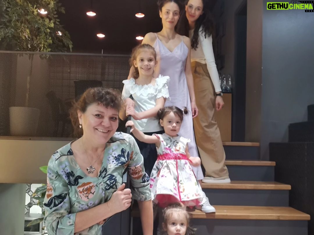 Evelin Kostova Instagram - Влизам в новото ниво с много мечти, малко планове и с верни приятели! Миналите 10 бяха супер, пожелавам си следващите 10 да са също такива (може и ×2) ;) Много момичета, много нещо 😅🙄