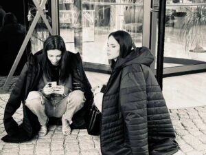 Evelin Kostova Instagram - Когато снимаш летен сериал @sunnybeachbtv , но се загръщаш със зимно яке във всяка свободна минута.
Когато в сериала трябва да НЕ харесваш момиче, което в истинския живот се е настанило удобно в сърцето ти @boryana_bratoeva 
И когато ти се спи на ужас...
Еми тва е!