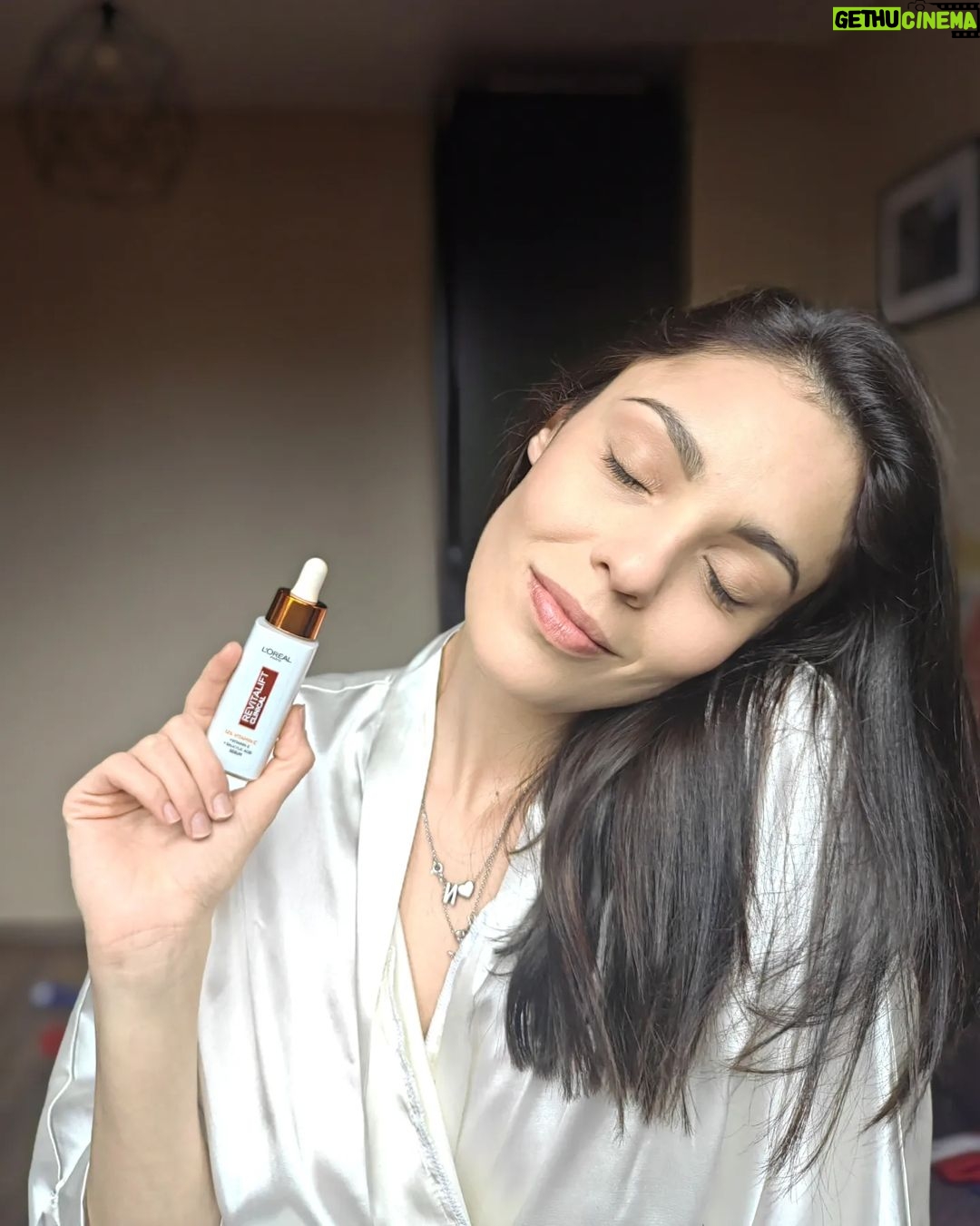 Evelin Kostova Instagram - От известно време кожата ми също "поглъща" витамин C и съм почти сигурна, че това е причината да изглежда свежо сутрин 😁 С Loreal Paris Revitalift Clinical серум ви запознах съвсем наскоро, а днес ви напомням, че е 💥Подходящ за чувствителна кожа 💫Не запушва порите ✨Ефективен за всички тонове и типове кожа 🌟Мощни активни съставки 🍋ЧИСТ ВИТАМИН C Помага за възстановяване на блясъка и облекчаване на признаците на стареене. #lorealskin #LOREALPUREVITAMINC #VITAMINC #LOREALSKIN #partnership @lorealparis